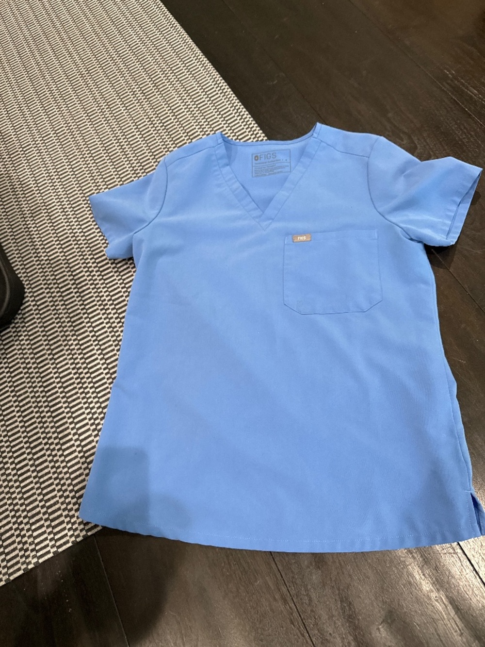 Figs scrub top small